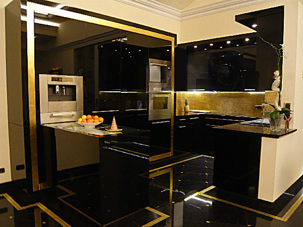 Золотая черная кухня. Кухня черное с зрлотом. Кухня черная с золотом. Череозолотая кухня. Кухня Золотая с черным.
